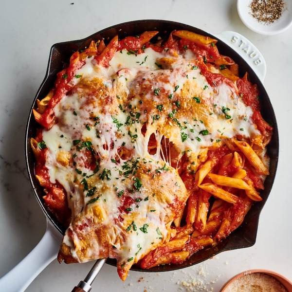 Hühnchen-Parmesan aus der Pfanne mit 5 Zutaten