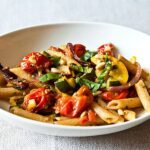 Penne mit süßem Sommergemüse, Pinienkernen und Kräutern