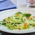 Zucchini-„Pasta“ mit Sun Gold-Tomaten, Basilikum und Pecorino Romano