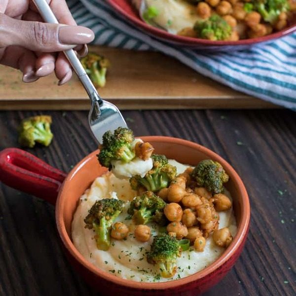 Vegane Kichererbsen-Brokkoli-Kartoffelpüree-Bowl