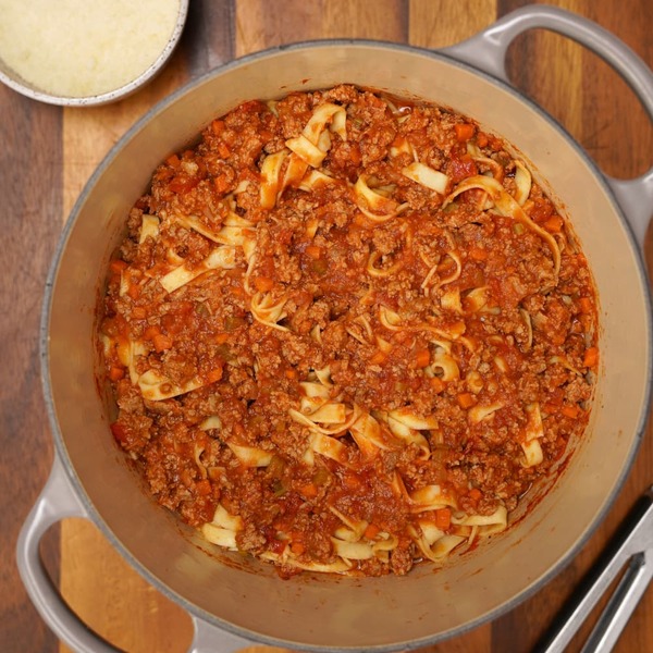 Große Portion Puten-Bolognese mit Linguine