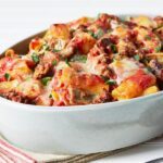 Gebackene Pasta mit Kräuterwurst und Artischocken