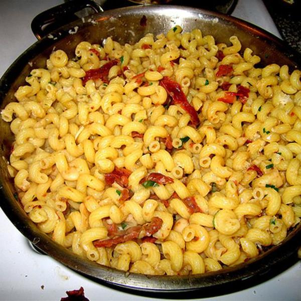 Cavatappi mit sonnengetrockneten Tomaten und Cannellini-Bohnen