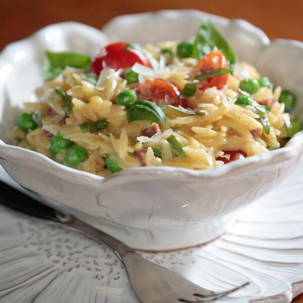 Cremiger Orzo mit Prosciutto und Erbsen