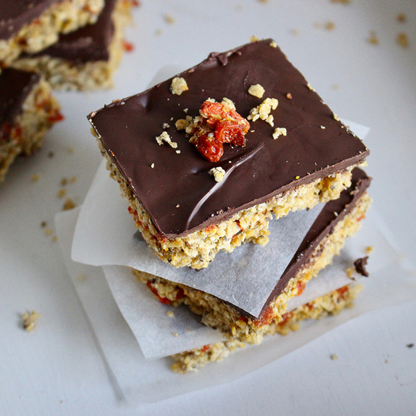 VEGANE, GLUTENFREIE FLAPJACKS MIT GOJI-BEEREN UND BITTERSCHOKOLADE - Natvia - 100 % natürlicher Süßstoff