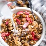 Knuspriges getreidefreies Müsli mit Erdbeeren {Paleo, Vegan}