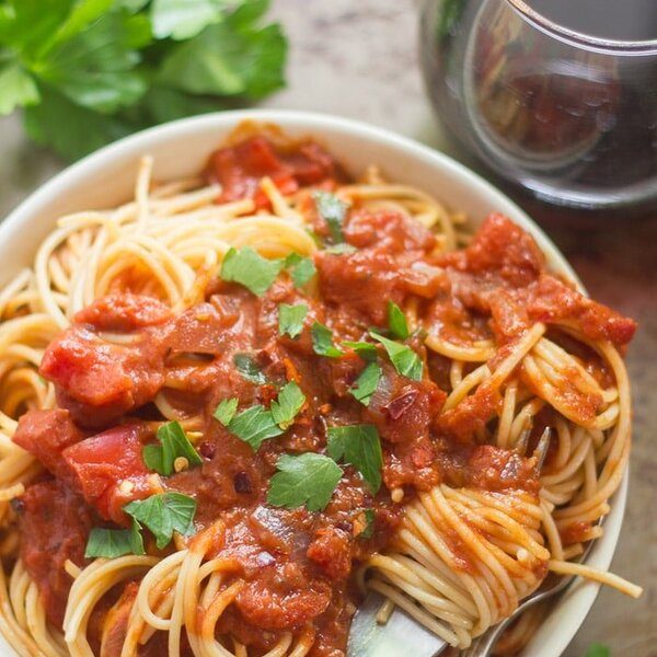 Spaghetti in würziger (veganer!) Tomaten-Sahne-Sauce