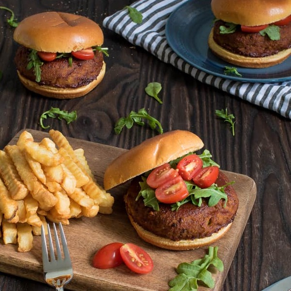 Scharfe BBQ Linsen-Quinoa Vegane Burger