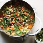 Sommerliche Gemüsesuppe mit Karottengrün-Kürbiskern-Pistou