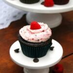 Vegane Schoko-Cupcakes mit Himbeerherzen