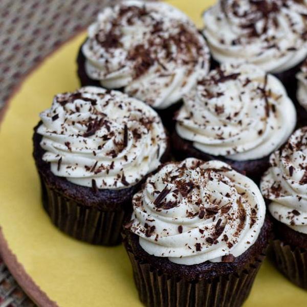 Glutenfreie, vegane Schokoladen-Cupcakes mit Mokka-Frosting