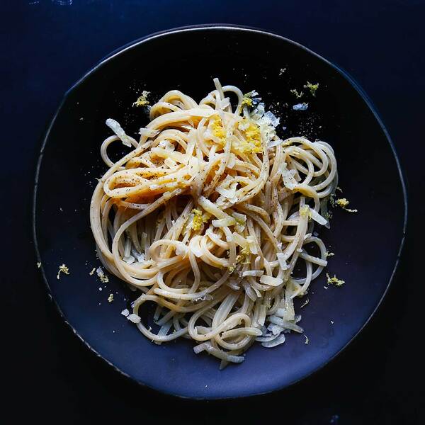 Zitronen-Spaghetti mit Provolone