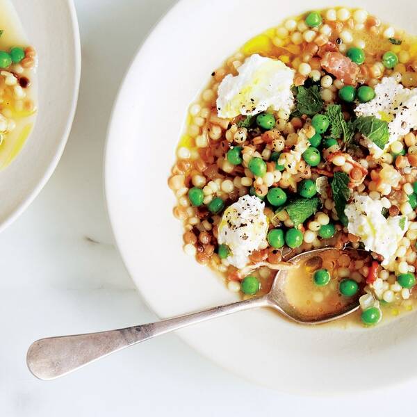 Fregola mit grünen Erbsen, Minze und Ricotta