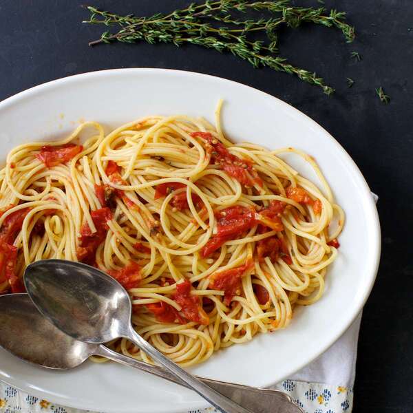 Spaghetti mit schnell gerösteter Tomatensauce mit Balsamico-Essig