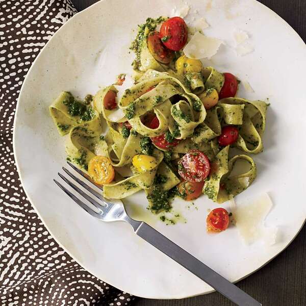 Vollkornfettuccine mit Rucola-Pesto