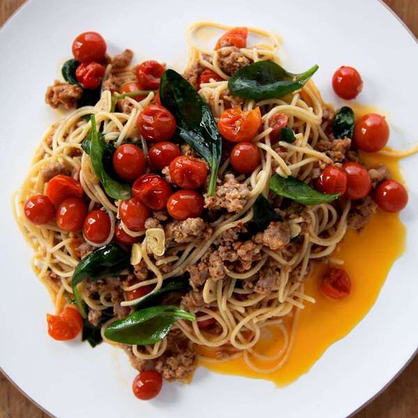 Spaghettini mit Wurst, Tomaten und Spinat