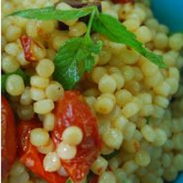 Perlcouscous mit langsam gerösteten Kirschtomaten, Petersilie, Oliven und Minze