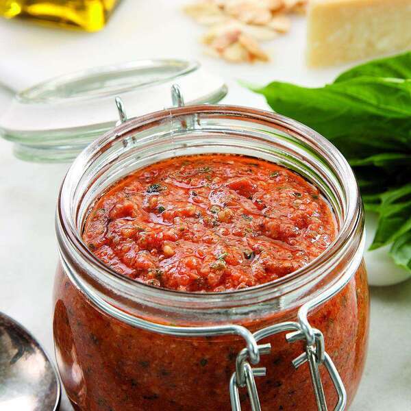 Pesto aus gerösteten Tomaten und Mandeln