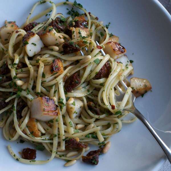 Linguine mit Jakobsmuscheln, sonnengetrockneten Tomaten und Pinienkernen