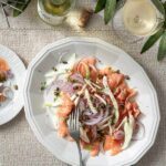 Lachs-Crudo mit Fenchel und knusprigen Kapern