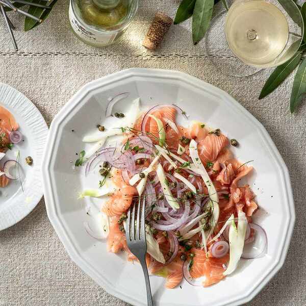 Lachs-Crudo mit Fenchel und knusprigen Kapern