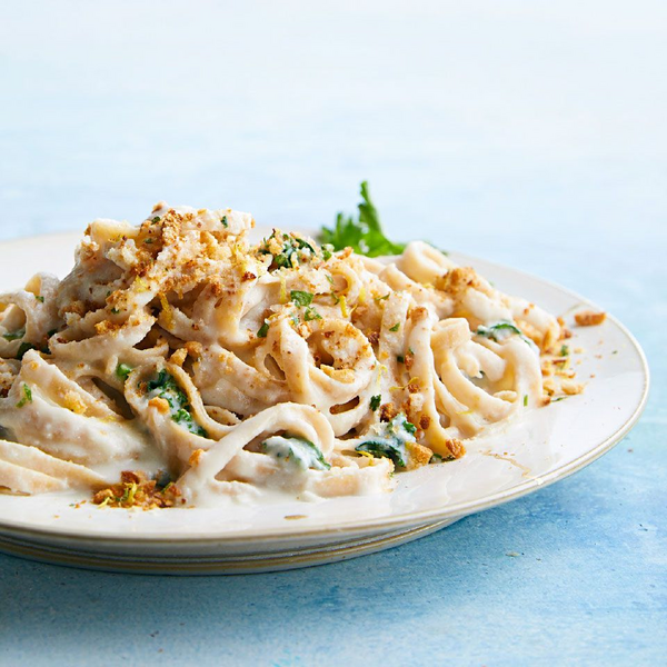 Vegane Blumenkohl-Fettuccine Alfredo mit Grünkohl