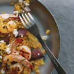 Gegrillte Garnelen und Gemüse mit Perlcouscous