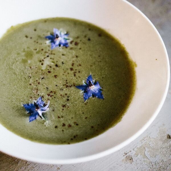 Mangoldsuppe mit gerösteten Süßkartoffeln, Birnen, Vanille und Knoblauch-Confit