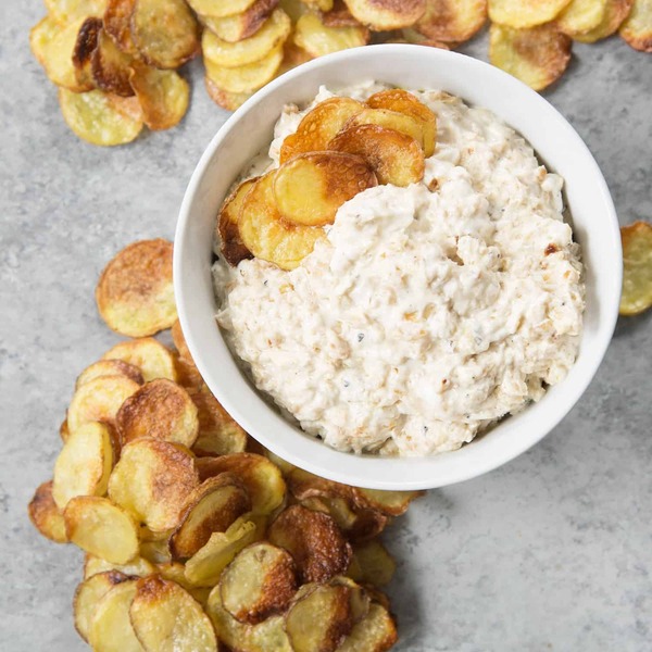 Karamellisierter Zwiebeldip mit gebackenen Kartoffelchips