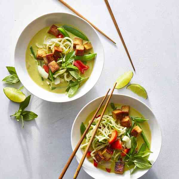 Grünes Kokos-Curry mit Zucchini-Nudeln und Tofu