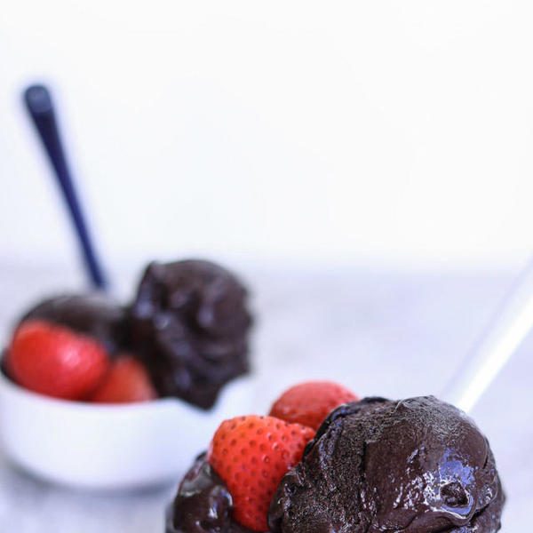 Veganes Eis mit dunkler Schokolade und Erdbeeren