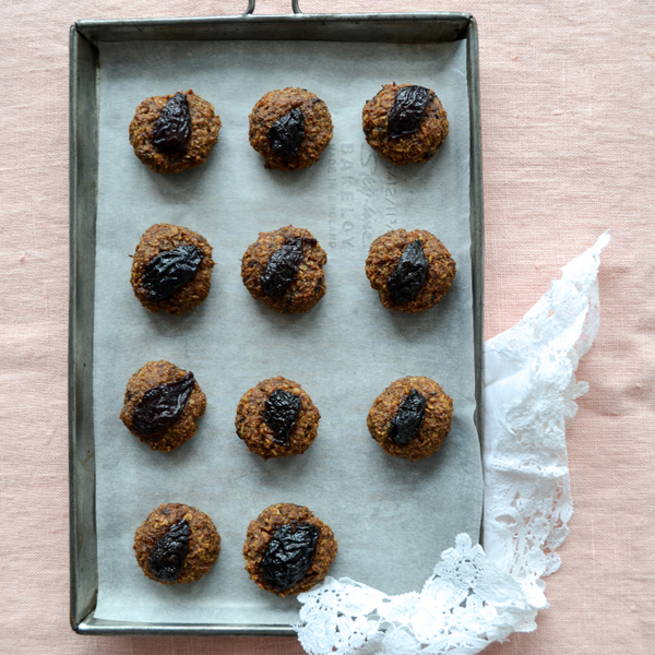 Vegane Energiebällchen mit Pflaumen und Mandeln