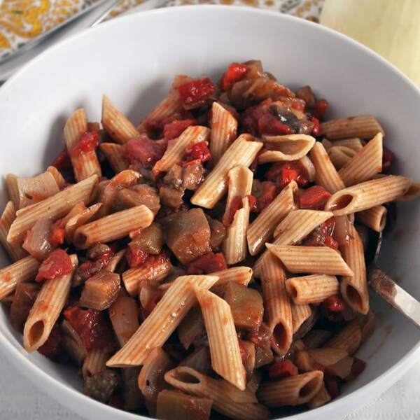 Pasta mit roten Paprika und Auberginen