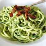 CREMIGE GRÜNKOHL-ZUCCHINI-PASTA