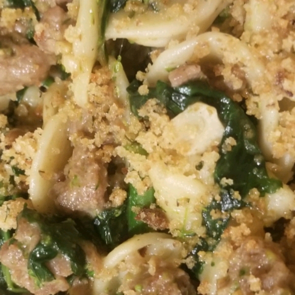 Orecchiette-Nudeln mit Broccoli Rabe, Wurst und Pecorino-Käse