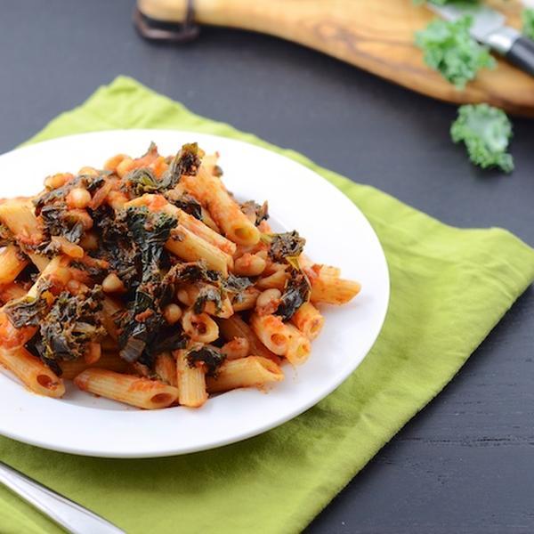 Pasta mit Grünkohl, Bohnen und Tomaten