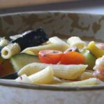 Griechischer Nudelsalat mit Garnelen, Tomaten, Zucchini, Paprika und Feta Rezept