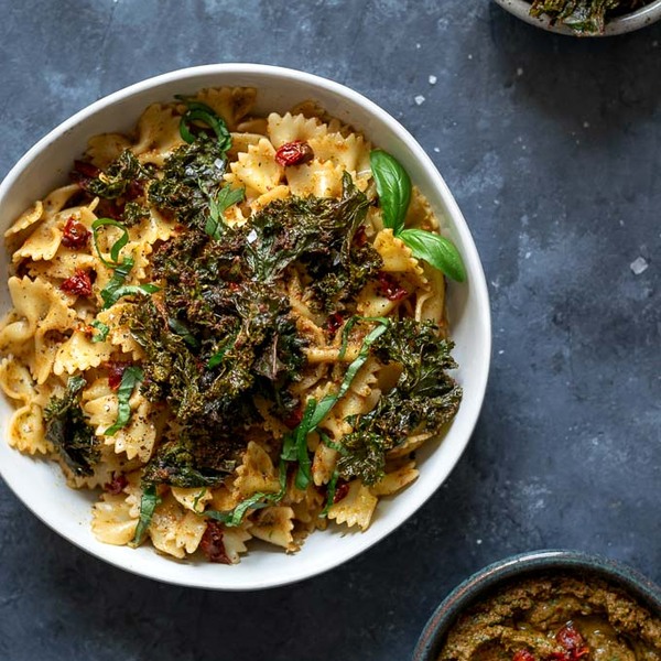 Pesto aus sonnengetrockneten Tomaten und Grünkohl