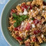 Pasta mit Ziegenkäse, Tomaten und knusprigem Knoblauch