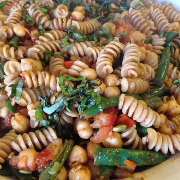 Doppelbohnen-Pasta mit Tomaten