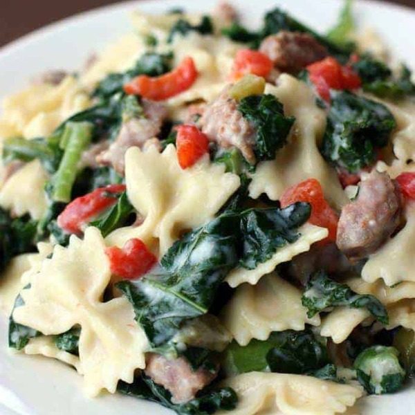 Cremige Pasta mit Grünkohl, Wurst und gerösteter roter Paprika