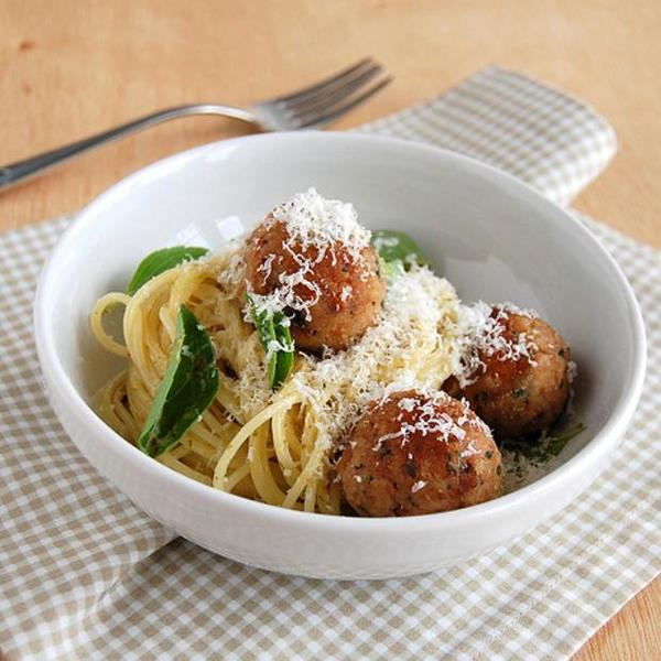 Pesto-Nudeln und Thunfisch-„Fleischbällchen“