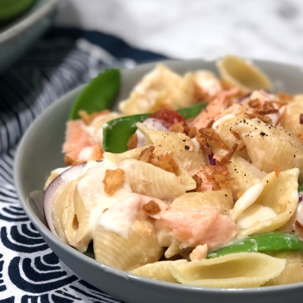 Pasta mit knusprigen Zwiebeln und heißem Räucherlachs