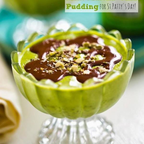 Minz-Matcha-Chia-Pudding mit dunkler Schokoladenglasur