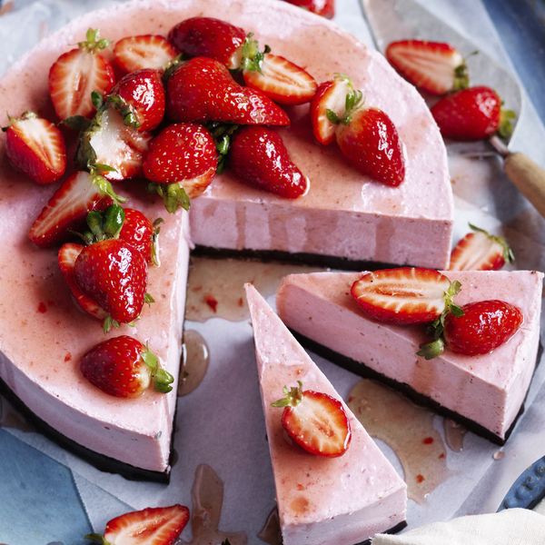 Veganer gefrorener Käsekuchen mit Brownies und Erdbeeren