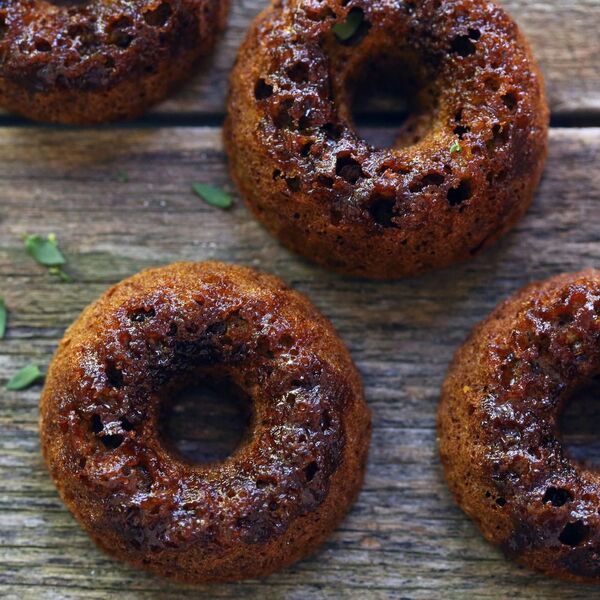 Süße, vegane Donuts aus dem Ofen mit Rote Bete und Thymian