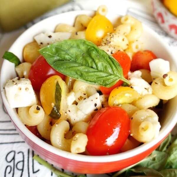 Sommerlicher Caprese-Nudelsalat